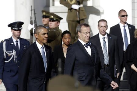 U.S. President Barack Obama (2nd L) walks next to his Estonian counterpart Toomas Hendrik Ilves during a welcome ceremony in Tallinn September 3, 2014. REUTERS/Ints Kalnins