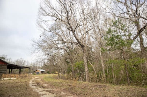 PHOTO: The entrance to the kennels at the Murdaugh Moselle property is seen during a visit to the crime scene on March 1, 2023, in Islandton, S.C. ((Andrew J. Whitaker/The Post And Courier via AP, Pool)