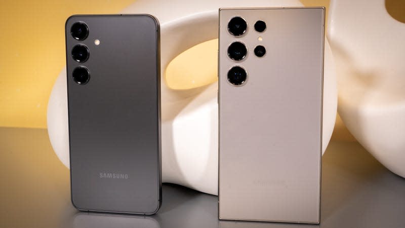 The Galaxy S24+ (left) compared to the Galaxy S24 Ultra (right). - Photo: Florence Ion / Gizmodo