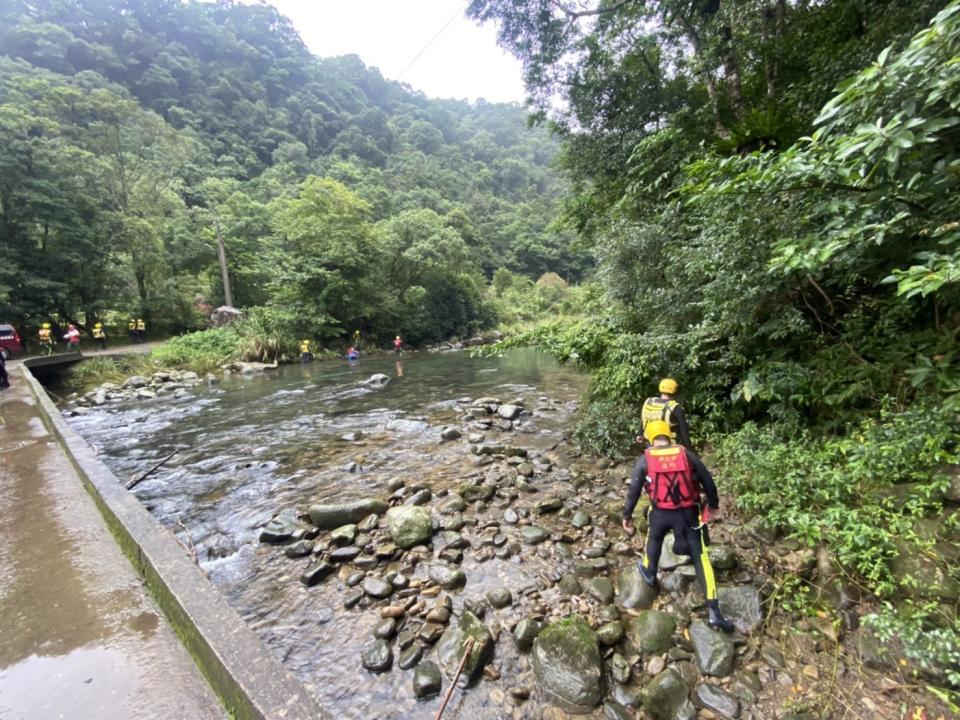 岸巡人員特別加強草叢、樹叢、泥濘區搜索   圖：新北市消防局／提供