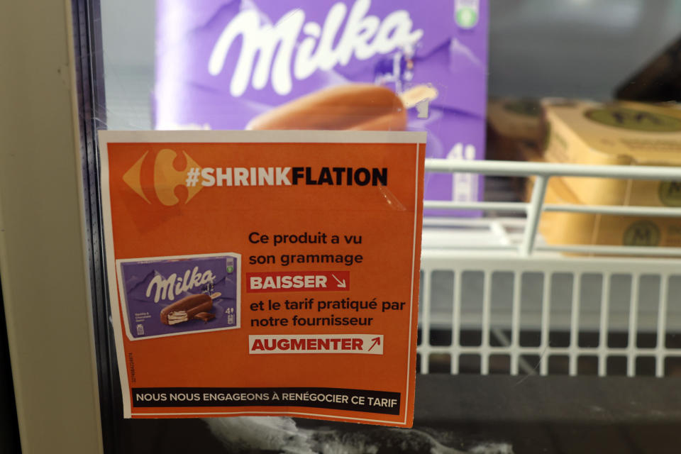 Warnung vor Shrinkflation: Die französische Supermarktkette Carrefour weist Kunden auf Produkte hin, deren Inhalt geschrumpft ist.  - Copyright: Mehdi Taamallah/NurPhoto via Picture Alliance