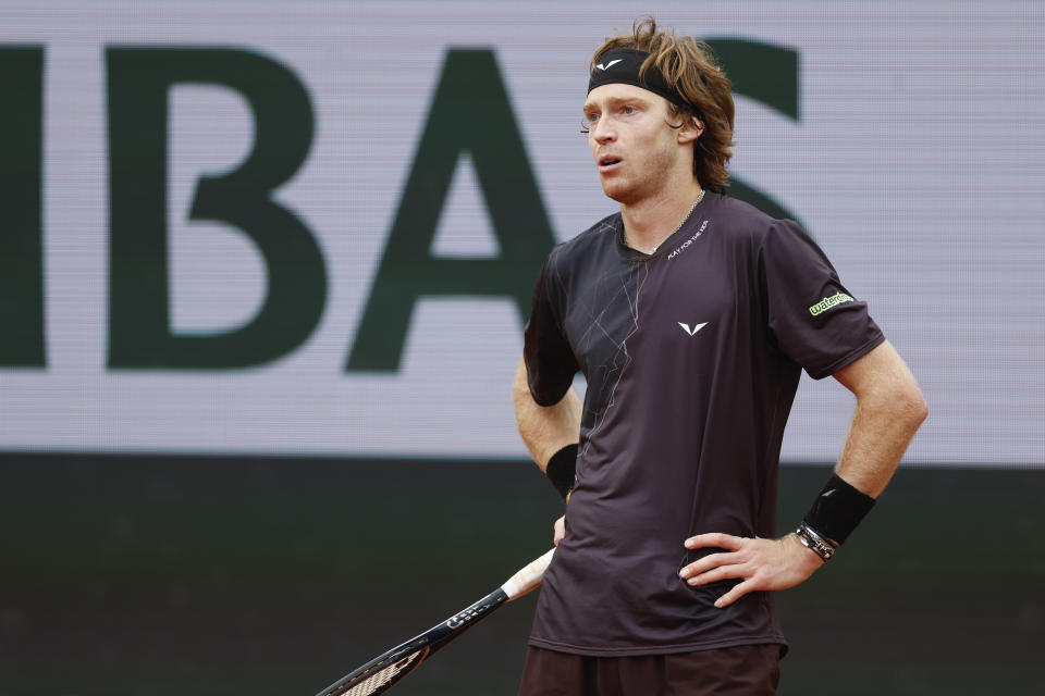 El ruso Andrey Rublev reacciona tras fallar un tiro en el duelo de tercera ronda del Abierto de Francia ante el italiano Matteo Arnaldi el viernes 31 de mayo del 2024. (AP Foto/Jean-Francois Badias)