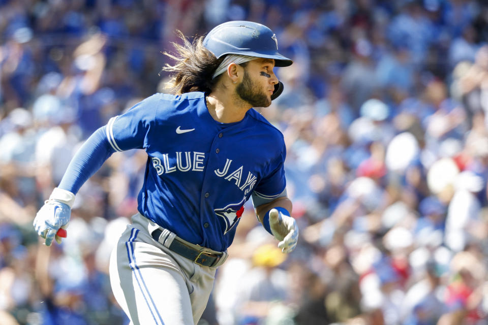 10 de julio de 2022;  Seattle, Washington, Estados Unidos;  El campocorto de los Toronto Blue Jays, Bo Bichette (11), observa su jonrón solitario contra los Seattle Mariners durante la séptima entrada en T-Mobile Park.  Crédito obligatorio: Joe Nicholson-USA TODAY Sports