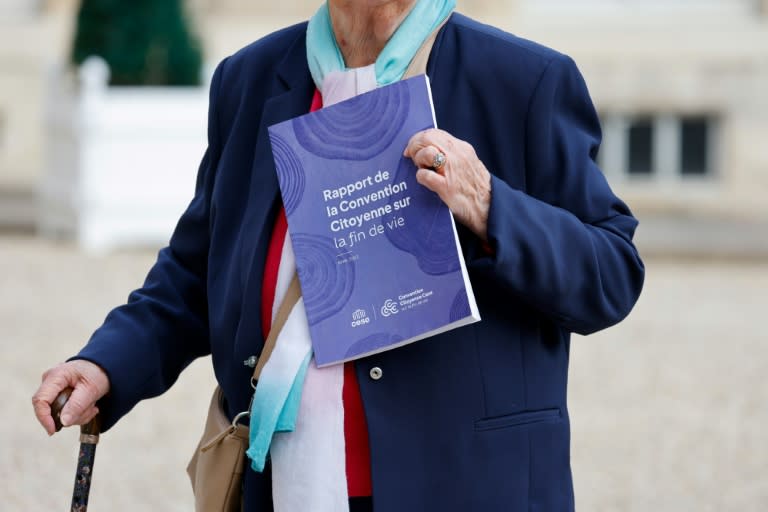 Une participante à la Convention citoyenne sur la fin de vie, le 3 avril 2023 à Paris (Ludovic MARIN)