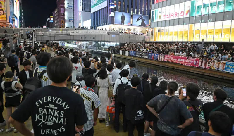 ▲阪神虎迷跳道頓堀，引發大批民眾關注，連日本警方也只能勸阻。（圖／美聯社／達志影像）