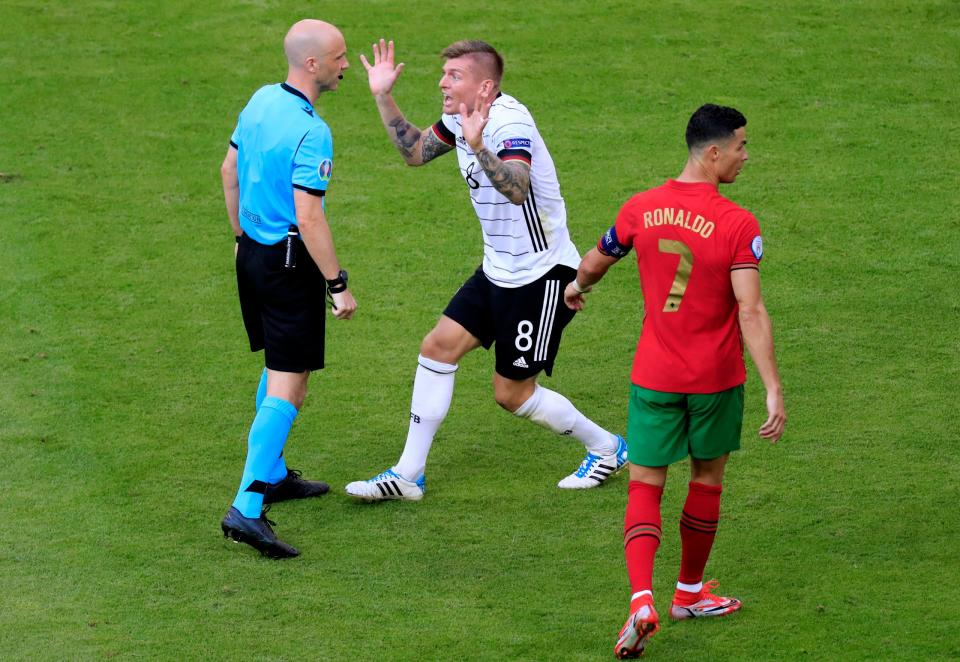 Hohe Emotionen beim Fußball: Hier spricht Toni Kross mit dem Schiedsrichter, Ronaldo steht daneben