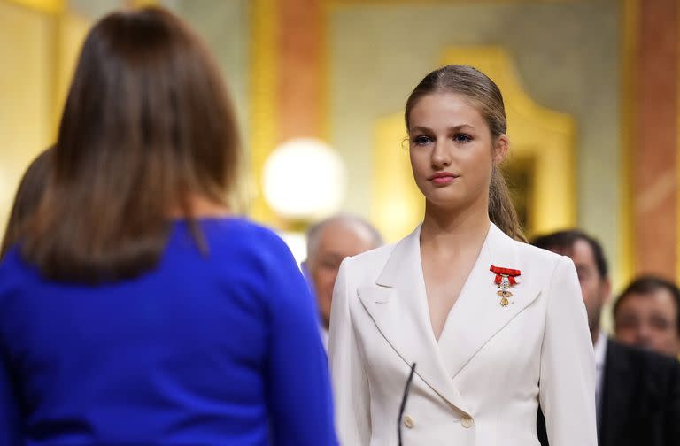 La princesa Leonor jura lealtad a la Constitución, durante un evento de gala que la hace elegible para ser reina algún día