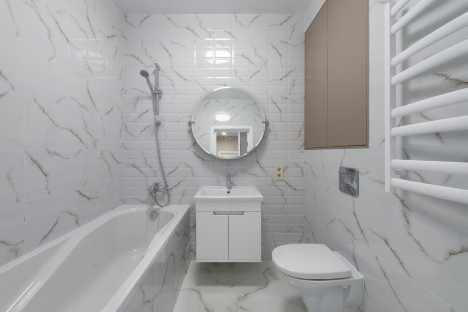 有網友指出，該房間的格局很像是將廁所中的浴缸移除後，直接擺上一張單人床。（示意圖，非文中提及套房／取自Pexels）