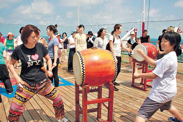 日本傳統的太鼓，是船上的活動之一，非常受乘客歡迎。（周翠玲攝）