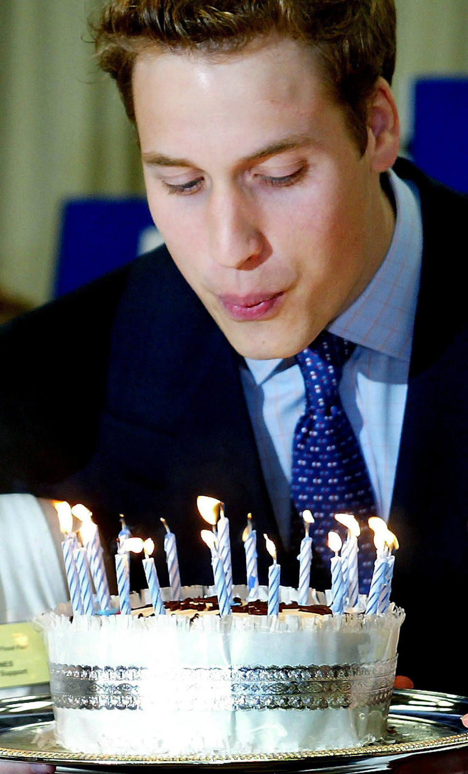 ARCHIVO - El príncipe Guillermo de Gran Bretaña sopla las velas de un pastel de cumpleaños el 19 de junio de 2003 durante una visita a la Feria de Comida de Anglesey en el norte de Gales. (Ian Hodgson/Pool Photo vía AP, archivo)