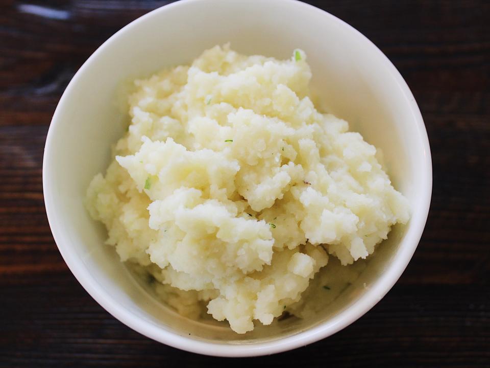 idahoan sour cream and chive mashed potatoes in a white bowl