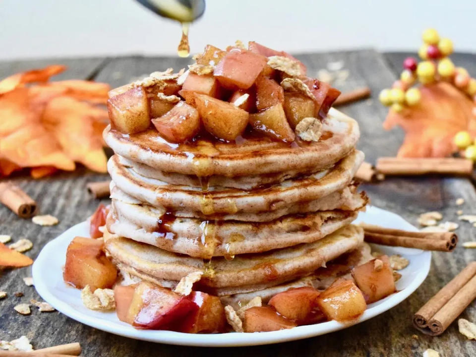 Hotcakes de manzana con canela receta fácil