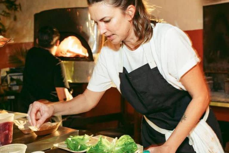 Deborah de Corral en plena tarea al frente de la cocina de Tigre, su restaurante en Miami