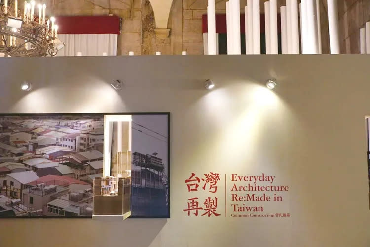 網友前往歐洲也看到台灣的展覽，網友寫道：「在義大利威尼斯也能參觀文化部辦的展覽...（2016年）。」翻攝《路上觀察學院》社團