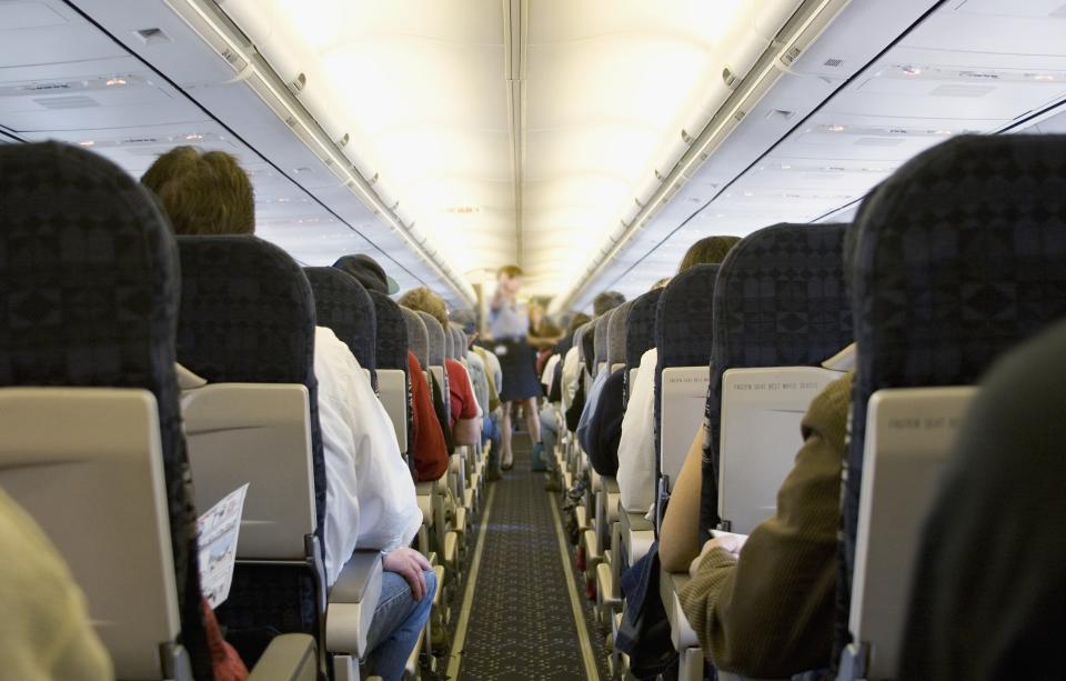 Nicht jeder Sitznachbar im Flieger ist so nett wie er vielleicht aussieht. (Symbolbild: Getty Images)