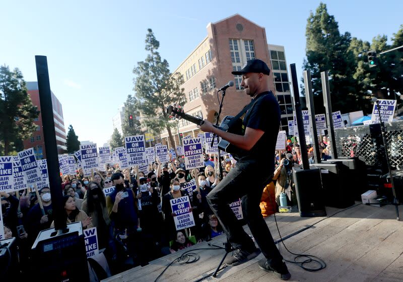 LOS ANGELES, CALIF. - DEC. 14, 2022. Musician and labor activist Tom Morello performs for striking University of California academic workers and faculty gathered on the campus of UCLA, where the UC Board of Regents met on Wednesday, Dec. 14, 2022. The strikers, made up largely of postdcotoral employees and academic researchers, are demanding bettter pay and benefits. (Luis Sinco / Los Angeles Times)