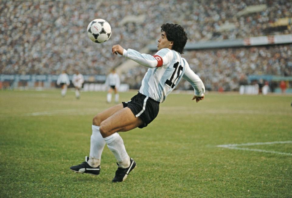 1977 spielte Maradona im Alter von 16 Jahren erstmals für die argentinische Nationalmannschaft, wurde zur WM 1978 im eigenen Land aber nicht nominiert. Erst vier Jahre später durfte er mit der "Albiceleste" eine Weltmeisterschaft bestreiten. Legendär wurde allerdings die WM 1986 in Mexiko ... (Bild: 2016 Hulton Archive/Getty Images)