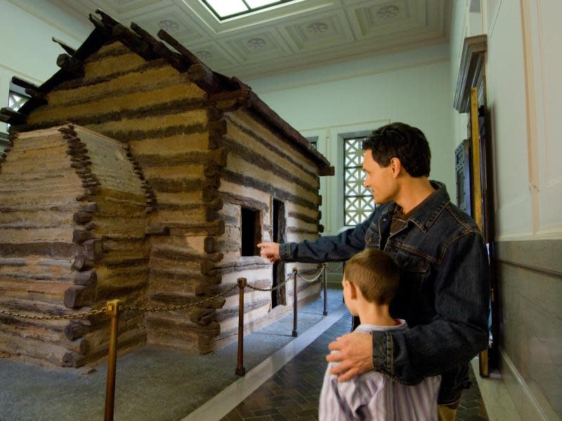 In so einer Holzhütte wurde Abraham Lincoln geboren. Zu sehen ist das Ausstellungsstück in einer prächtigen Steinhalle am Geburtsort des US-Präsidenten in Kentucky. Foto: Kentuckytourism.com