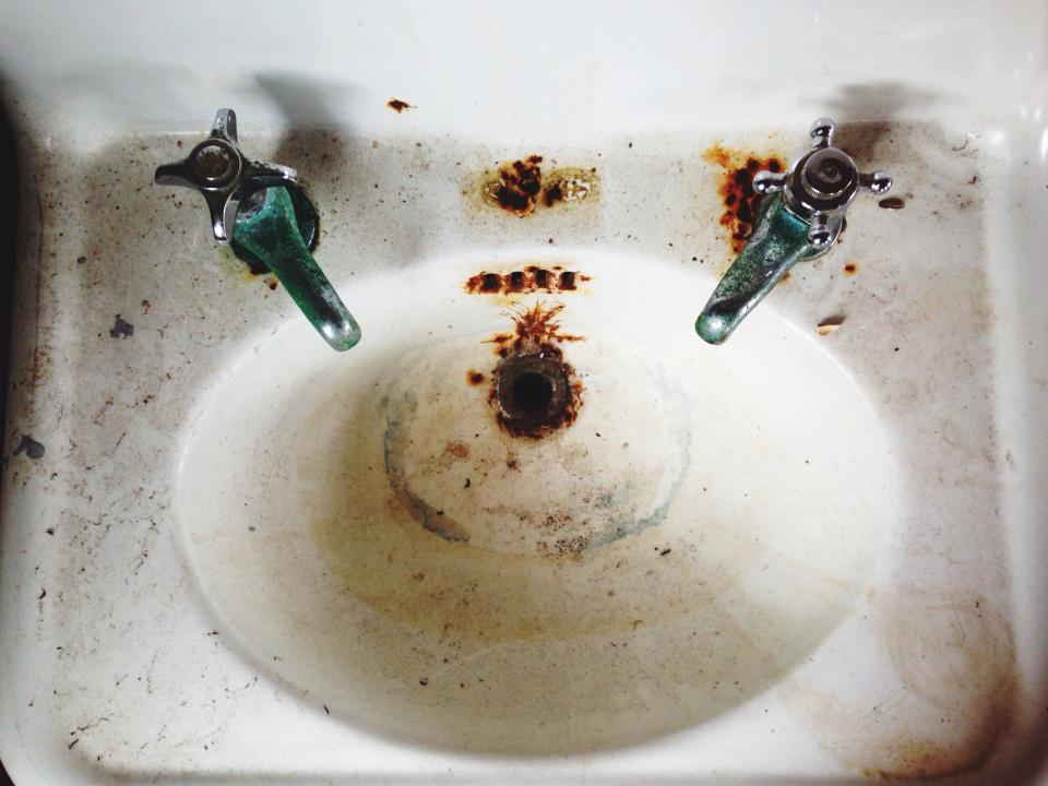 Photo of dirty sink from Getty Images