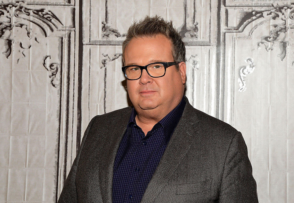 What's actor Eric Stonestreet's secret to looking so sun-kissed? Bronzer, of course! (Photo: Getty)