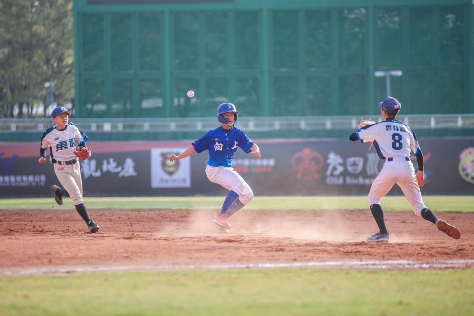 臺中向上離壘過大造成雲林東和夾殺。大會提供