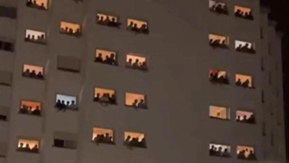 Captura del vídeo que desató la polémica relacionada con los colegiales del Elías Ahúja, colegio mayor ubicado en Madrid. TW