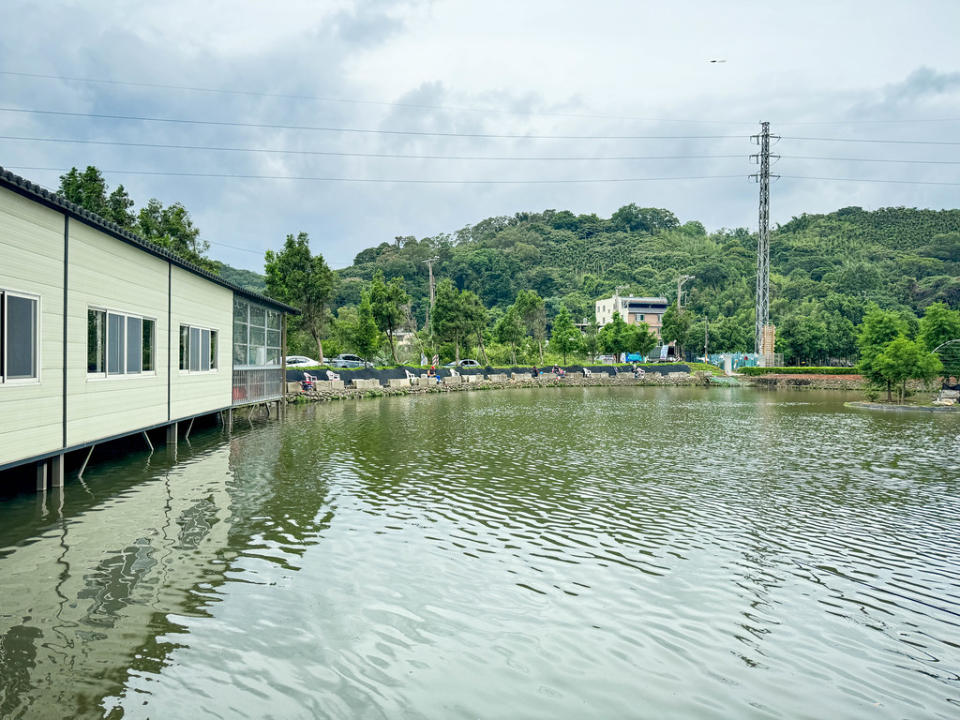 桃園龍潭｜三步五食休閒魚池 