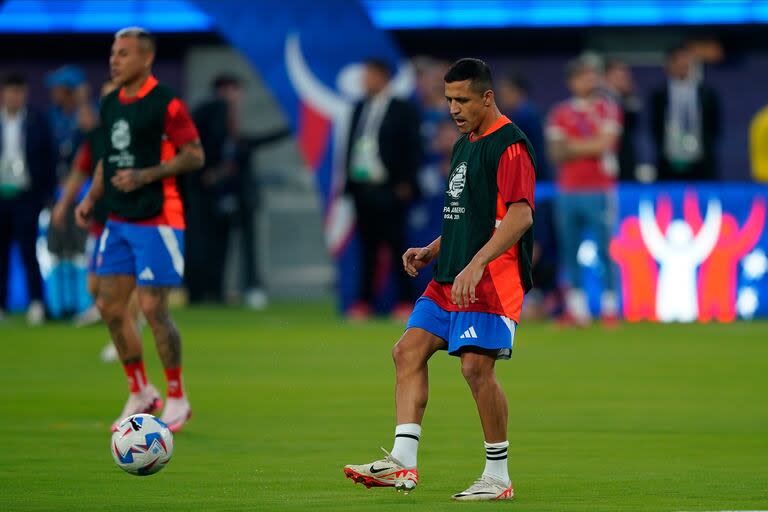 Alexis Sánchez en la previa del partido que disputarán las selecciones de Chile y Argentina, por la Copa América 2024 en el MetLife Stadium, New Jersey, el 25 de junio de 2023.