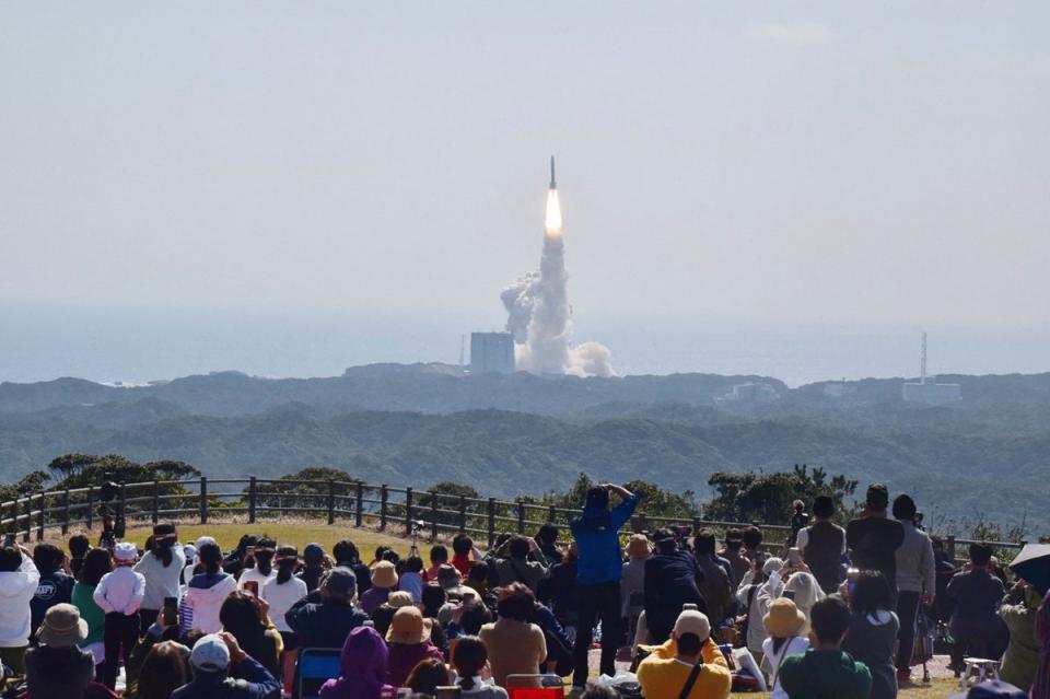 観客は日本の次世代ロケットの打ち上げを見守る (AFP via Getty Images)