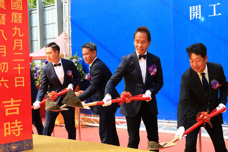 台北國賓飯店去年改建動土，右2為仰德集團董事長許育瑞。圖／業者提供