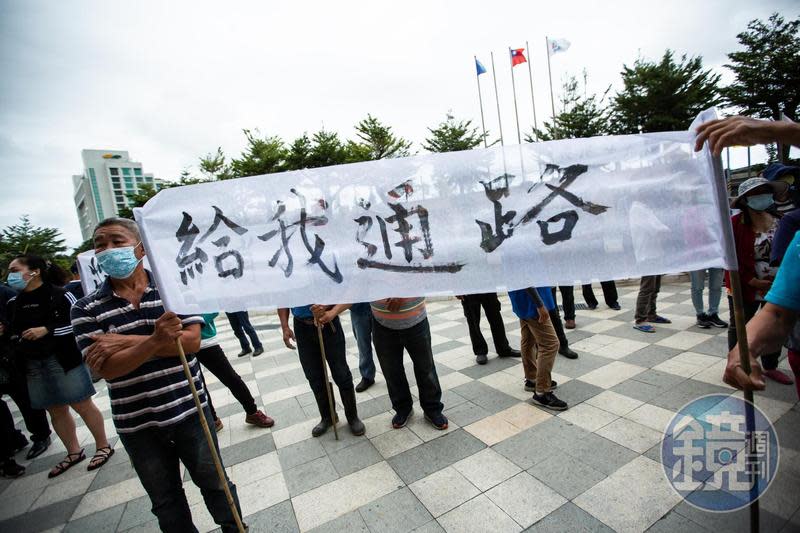 台東農民不滿釋迦出口被禁，10月組成自救會到台東縣議會抗議，希望政府協助恢復中國市場。