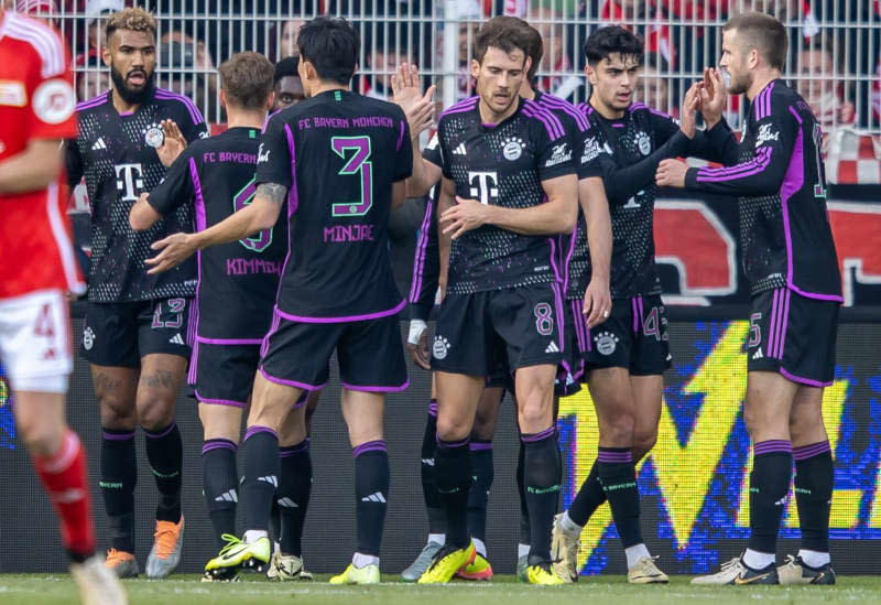 Bayern Munich's Leon Goretzka (4th R) celebrates scoring his side's first goal with teammates during the German Bundesliga soccer match between 1. FC Union Berlin and Bayern Munich at An der Alten Foersterei. Andreas Gora/dpa