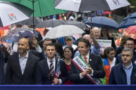 <p>New York Gov. Andrew Cuomo, center right, joins others on 5th Ave. during the annual Columbus Day Parade in New York, Monday, Oct 9, 2017. (Photo: Craig Ruttle/AP) </p>