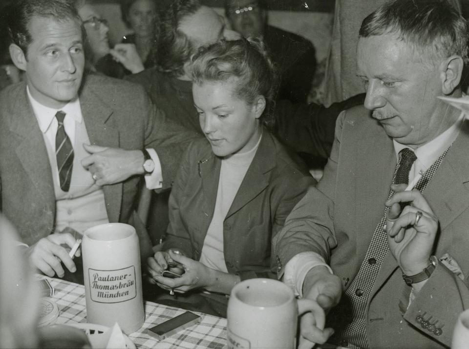 Jede Menge Superstar-Glamour gab es 1957 bei der Salvator-Probe zu bestaunen: Romy Schneider war auf den Nockherberg gekommen - in einem Jahr, in dem sie gleich drei Filme drehte: "Monpti", "Scampolo" und - wie es heißt, widerwillig - den letzten Teil der Sissi-Trilogie: "Sissi - Schicksalsjahre einer Kaiserin". (Bild: Paulaner / Bayerisches Wirtschaftsarchiv)