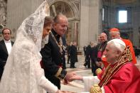 Benedicto XVI saluda a los reyes de España, Juan Carlos y Sofía, el 24 de abril de 2005, en el Vaticano. L'Osservatore Romano-POOL/Getty Images