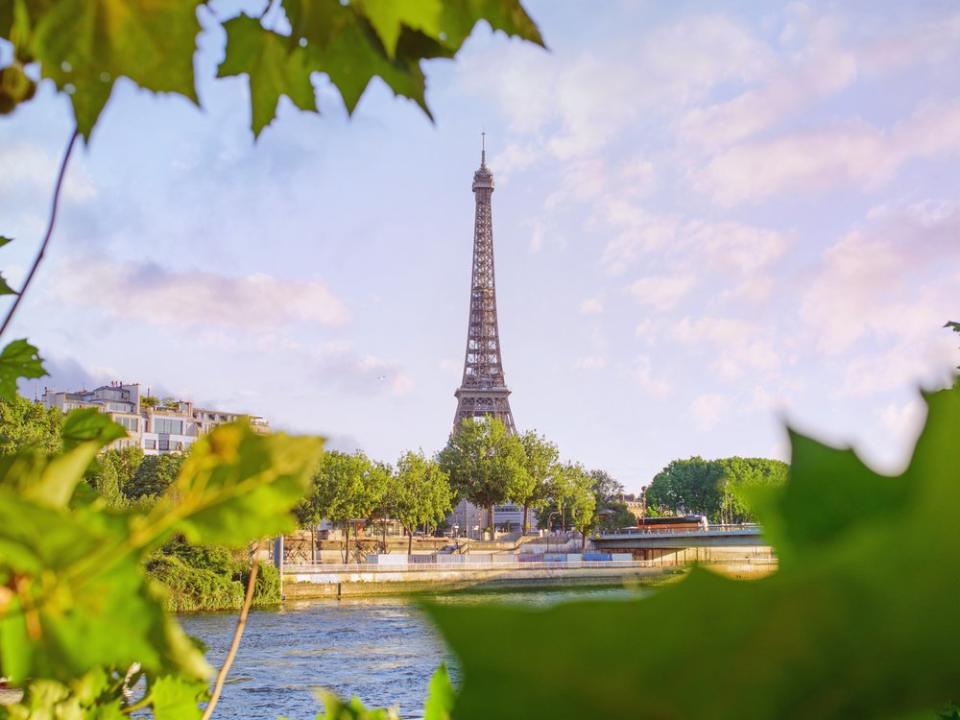 Paris empfängt tausende Besucher zu den Olympischen Sommerspielen 2024. (Bild: Igor Link/Shutterstock.com)