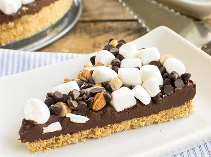 Easy No-Bake Rocky Road Fudge Pie