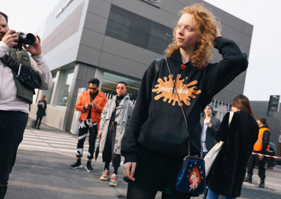 Phil Oh captures the best street style beauty looks of Milan Fashion Week Fall 2018, from twin pink bobs to kitschy plastic hair accessories.