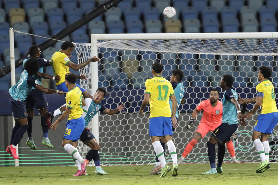 Eder Militao, de Brasil, salta para anotar ante Ecuador, el domingo 27 de junio de 2021, en un partido de la Copa América disputado en Goiania, Brasil (AP Foto/Eraldo Peres)