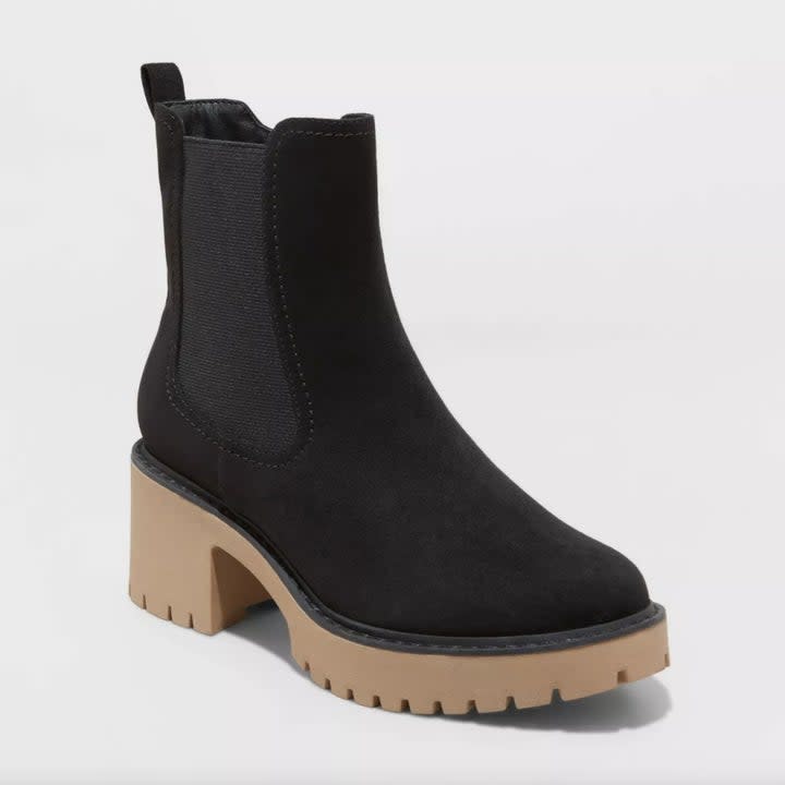 the chelsea boots in black with a beige sole