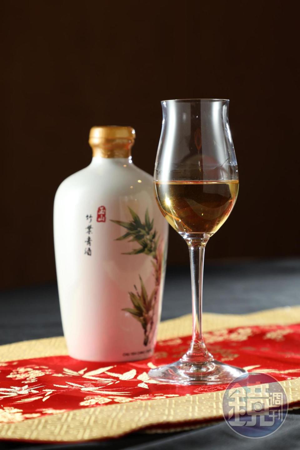 香料味爆發的「玉山瓷瓶竹葉青酒」，帶肉桂香氣。（290元／瓶）