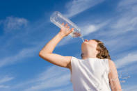 Die Getränke-Frage! Statt schwerer Glasflaschen geben Sie ihren Kindern eine leere Plastikflasche (mit beliebten Aufklebern verziert) mit dem Hinweis mit, sie vor Ort mit frischem Leitungs-Wasser zu befüllen und zu trinken.