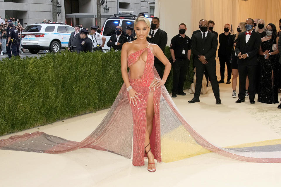 <p>La rappeuse Saweetie a débarqué vêtue d'une robe asymétrique dotée d'une grande cape multicolore. (Photo by Jeff Kravitz/FilmMagic)</p> 