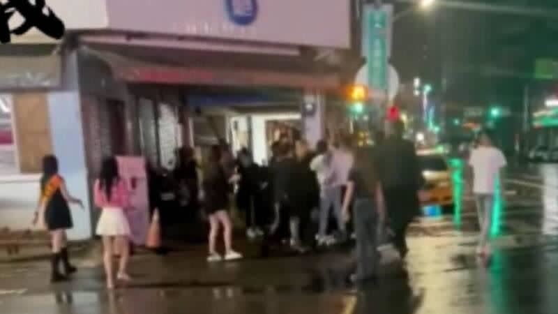 台南中西區尊王路1間夜店酒客慘遭眾人圍毆。（圖／翻攝自黑色豪門企業）
