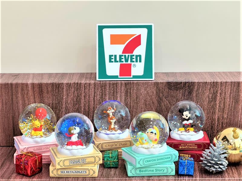 7-ELEVEN祭出全新設計5款夢幻肖像水晶球，夜晚開啟七彩炫麗燈光效果限量預購。（圖／超商業者提供）