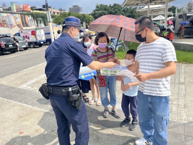 臺北市保大員警以徒步巡邏並透過自製海報圖像解說與民眾深入淺出的互動，加深民眾對跟蹤騷擾行為及求助管道的認知。(圖/保安警察大隊提供)