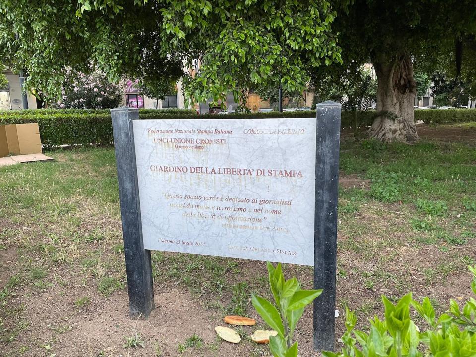 Placa en honor de los periodistas asesinados por el terrorismo y el crimen organizado (Palermo). Author provided