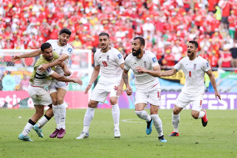 La selección de Irán dio la sorpresa y derrotó 2-0 a Gales con mucha autoridad para soñar con el pase a octavos de final