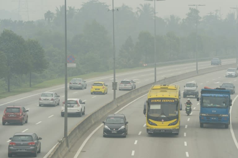 Malaysia has repeatedly ordered students to stay at home as a health precaution while it deals with the smog problem caused by Indonesian slash-and-burn farming