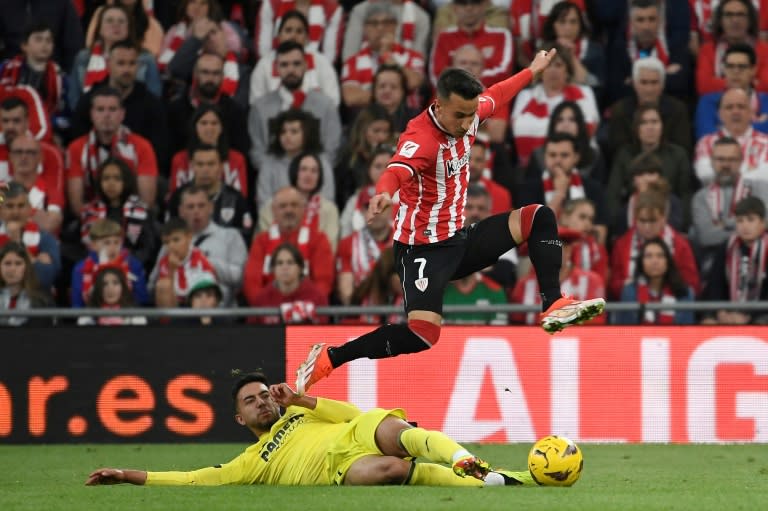 El extremo del Athletic Club Álex Berenguer sortea la entrada del jugador del Villarreal Ilias Akhomach durante el partido de Liga entre ambos equipos, en San Mamés (Bilbao) el 14 de abril de 2024 (ANDER GILLENEA)